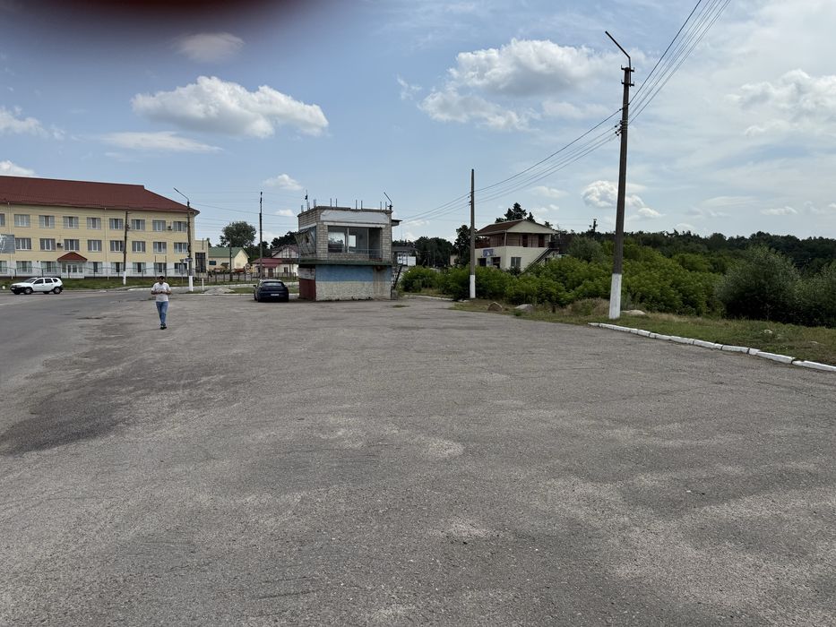 Володарка пост даі з ділянкою фасад