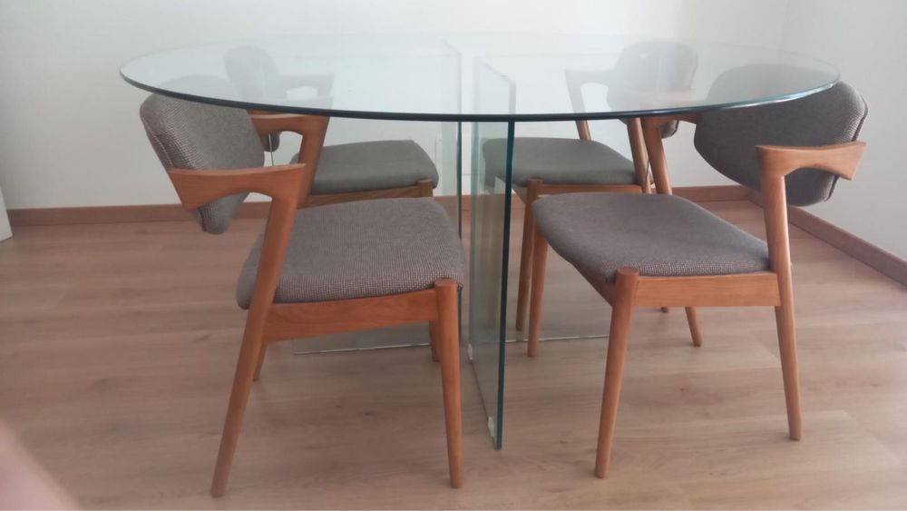 Mesa com tampo e pes em vidro com 4 cadeiras, conjunto como novo.