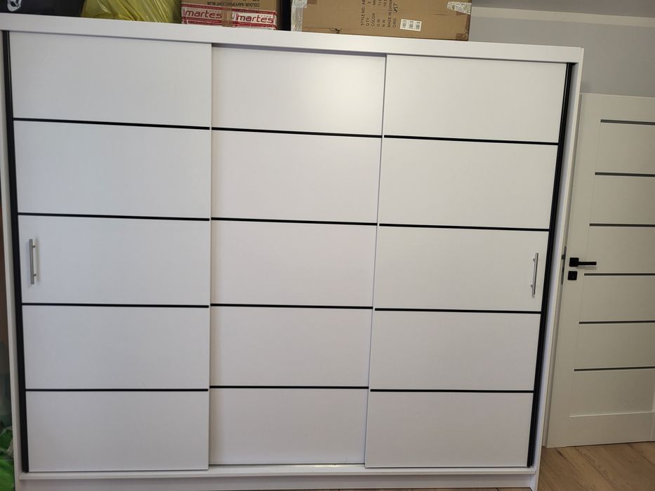 Szafa przesuwna biała. Duża.