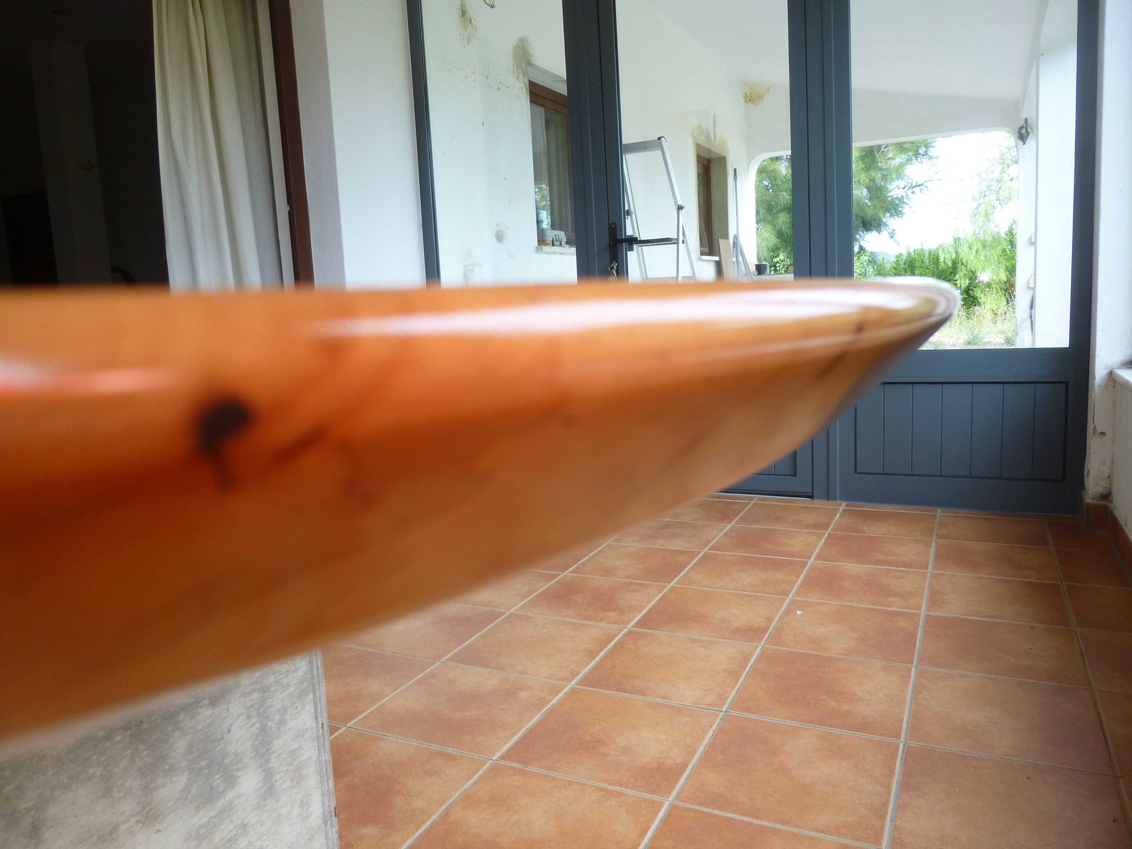 Tampo de mesa redondo em pereira maciça. Ø 134 cm, espessura 4 cm.