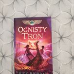 Książkę Ognisty tron Rick Riordan 
Rick Riordan