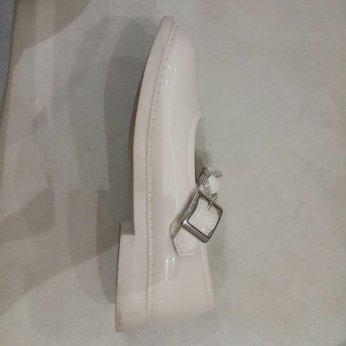 Туфлі жіночі,молочний колір,застібка оздоблена сріблястими блискітками