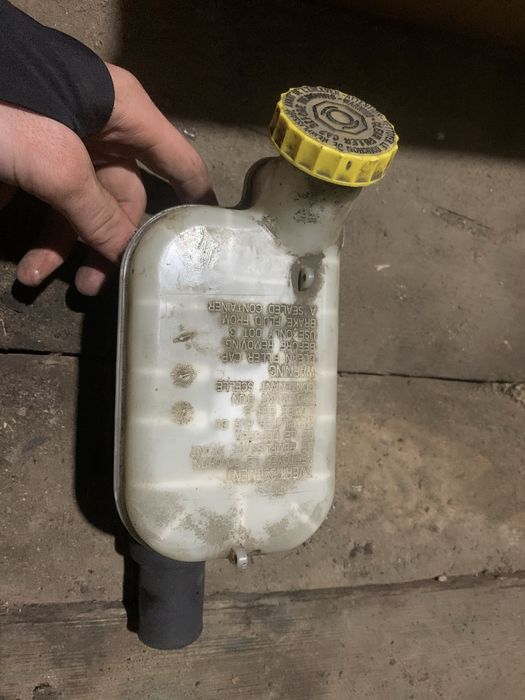 Головний гальмівний целіндр chrysler voyager