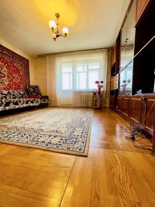 Продається трикімнатна квартира