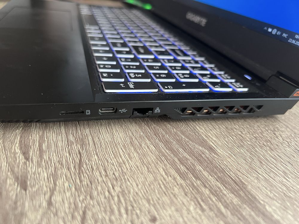 Игровой ноутбук GIGABYTE MF5