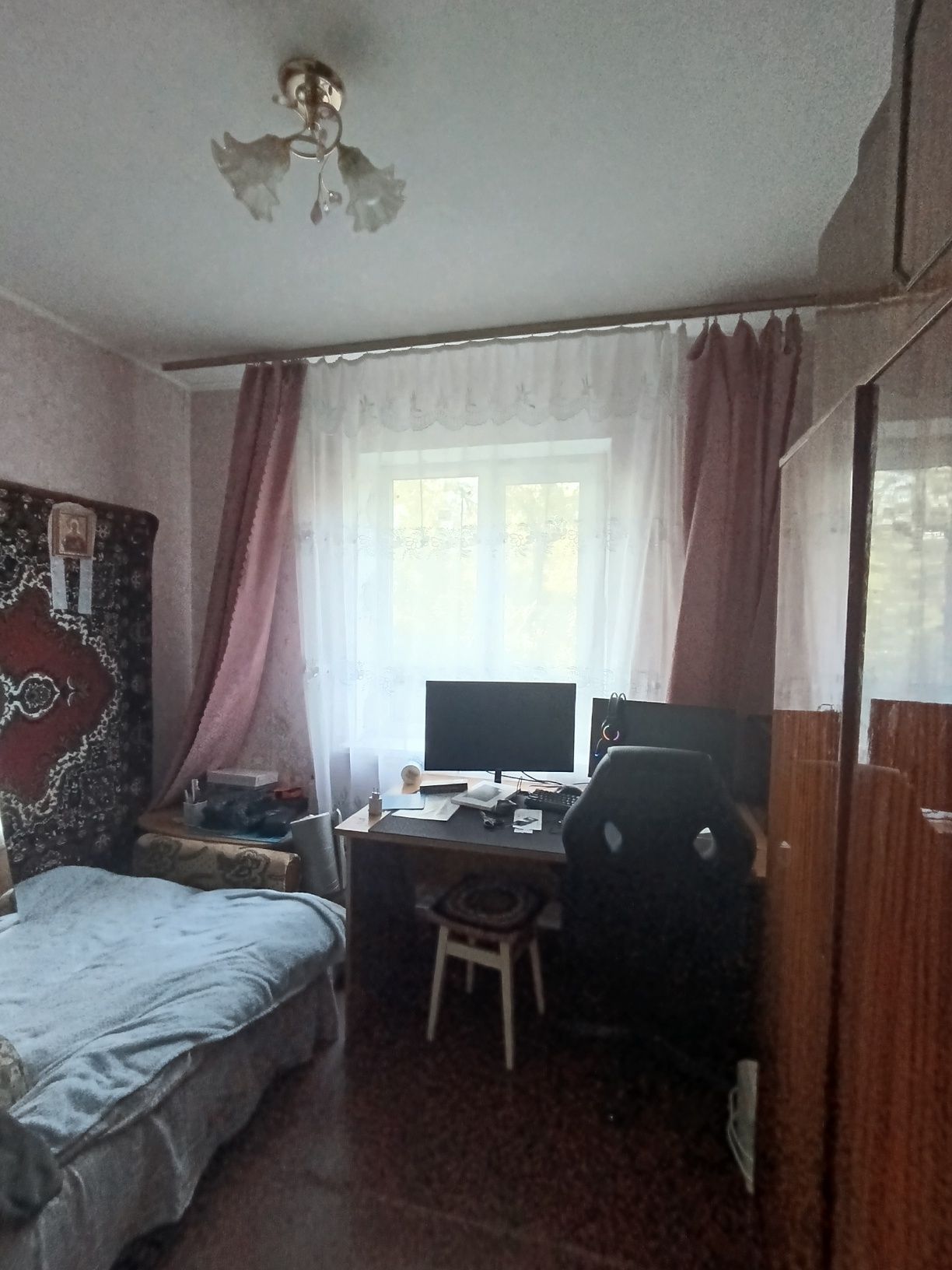 Продаж 3х кімнатної в жилому стані.