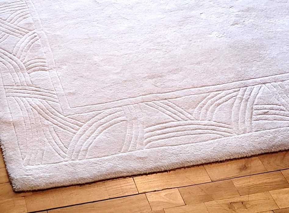 Dywan beżowy, wełniany, bardzo miękki
