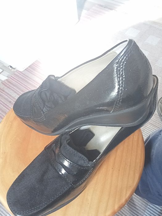 Sapatos novos camurça e verniz pretos da marca Exclusivo N 38