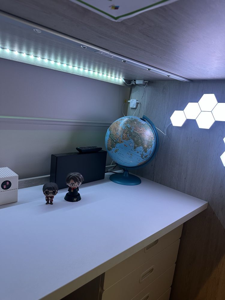 Cama alta com secretária marca ROS