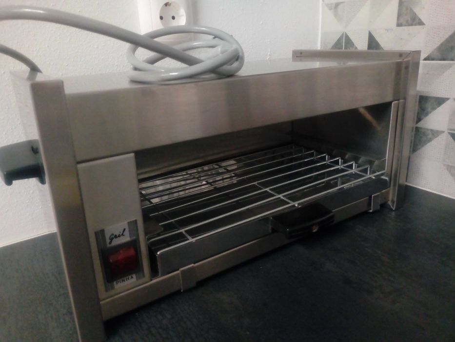 Grelhador elétrico em inox, com tabuleiro amovível