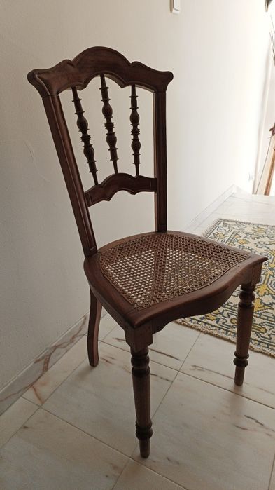 Cadeira antiga em palhinha