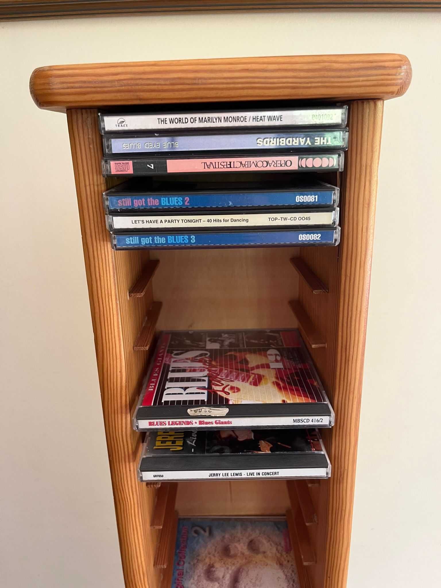 Drewniany stojak na płyty CD