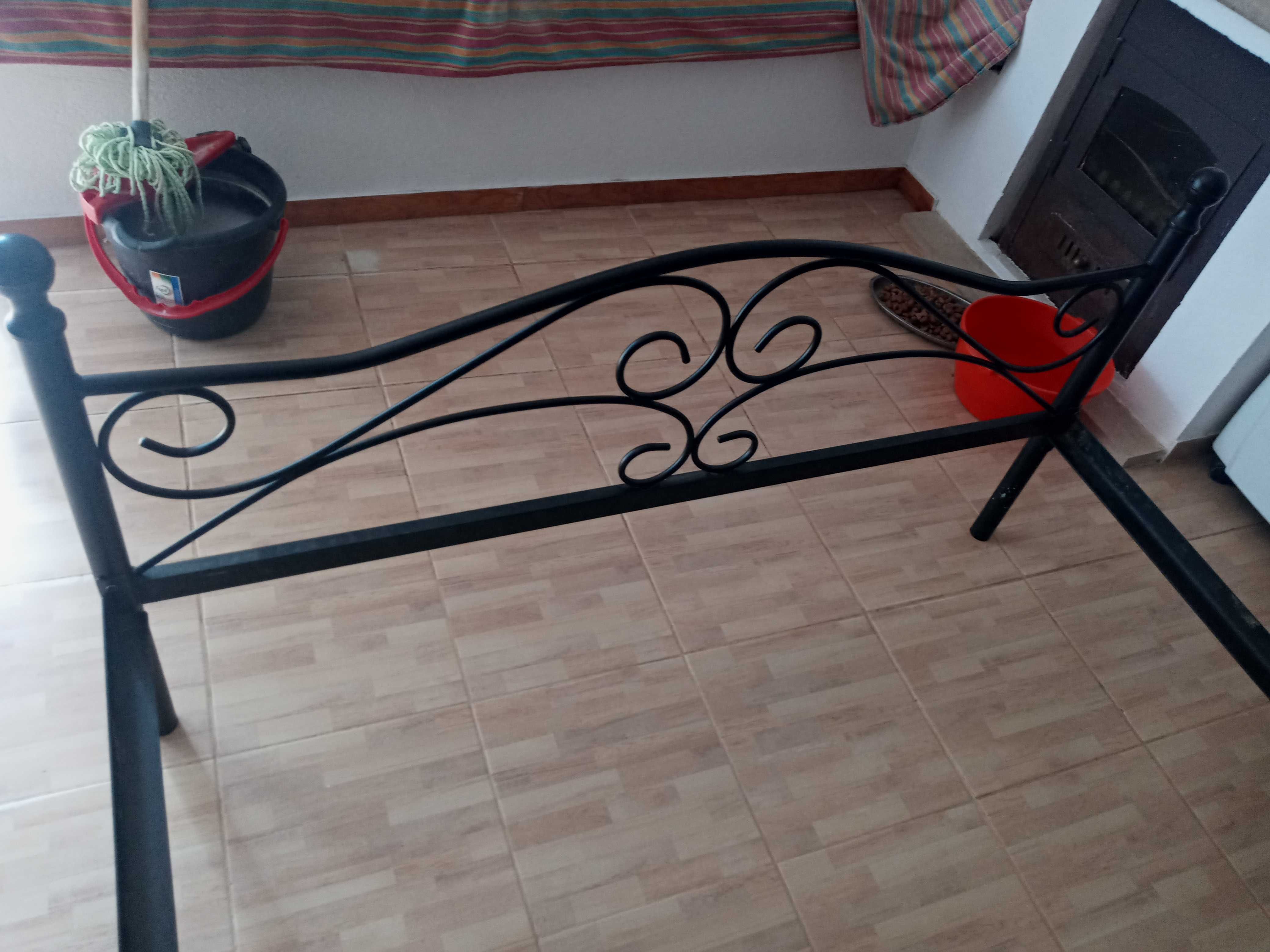 Cama de casal em ferro preta em bom estado medida 1.40x2.00