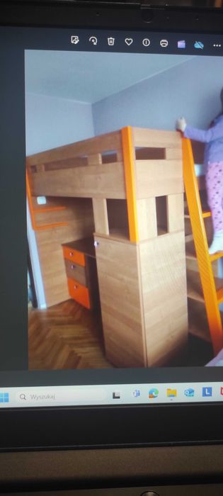 Drewniane łóżko piętrowe z biurkiem