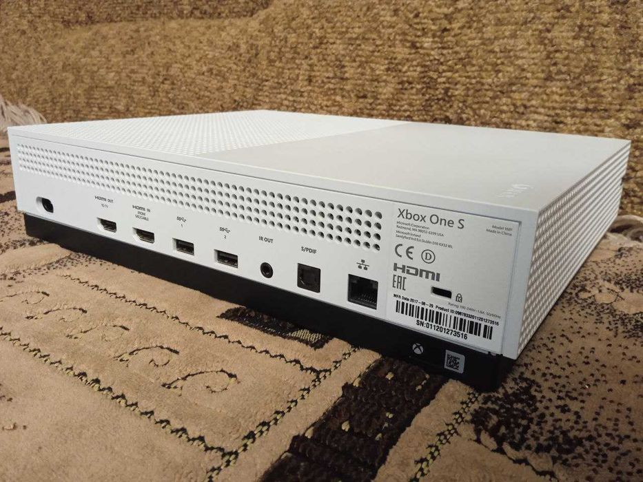 Ігрова консоль Xbox One S model 1681
