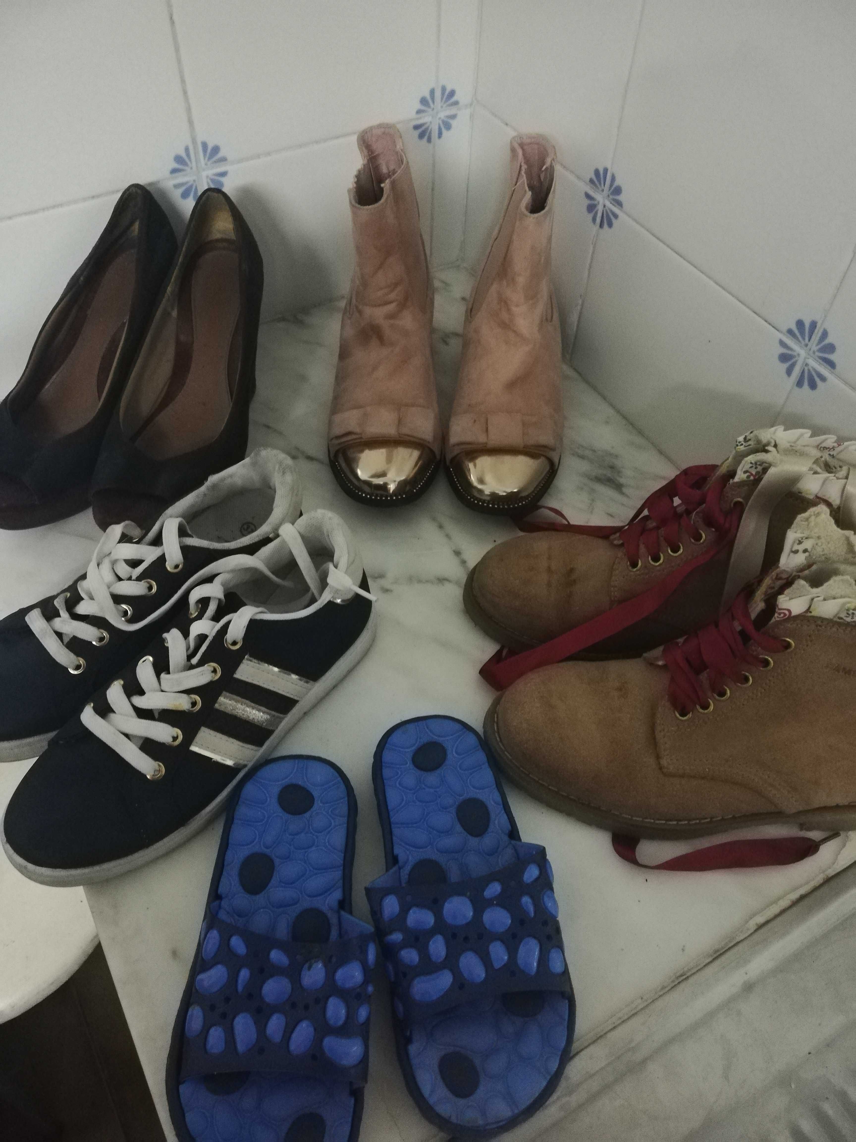 Sapatos de senhora comroupa de criança o novos.