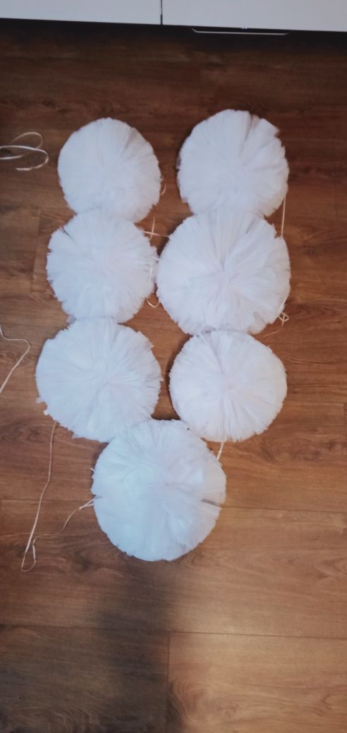 Białe pompony dekoracyjne z tiulu sztywnego małe i duże