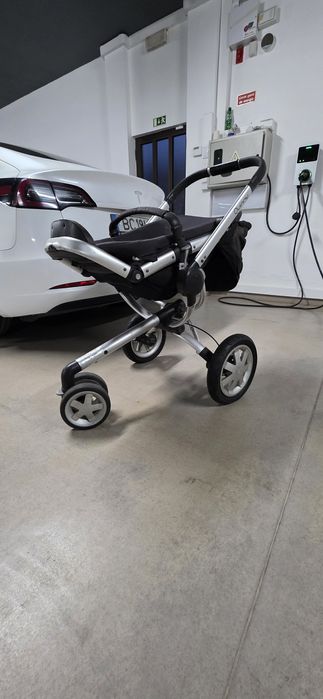 Carrinho de bebé marca Quinny