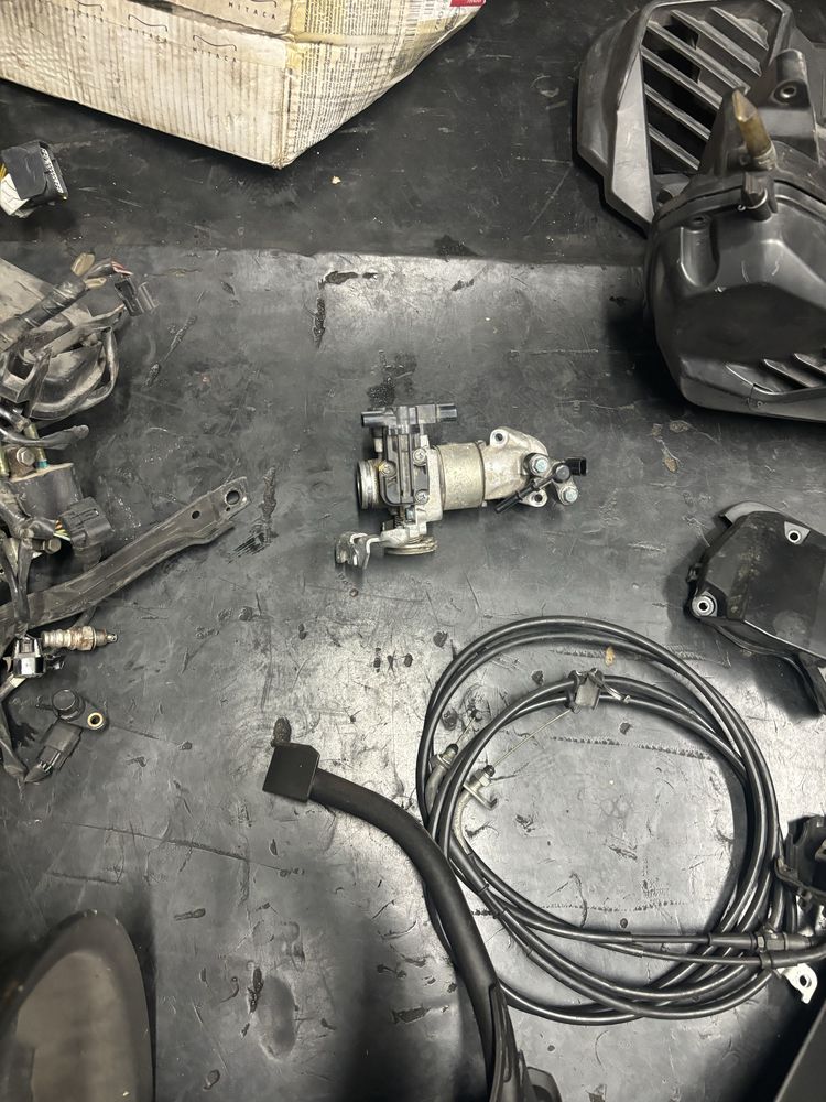 Honda Forza 125 restante material mecanico