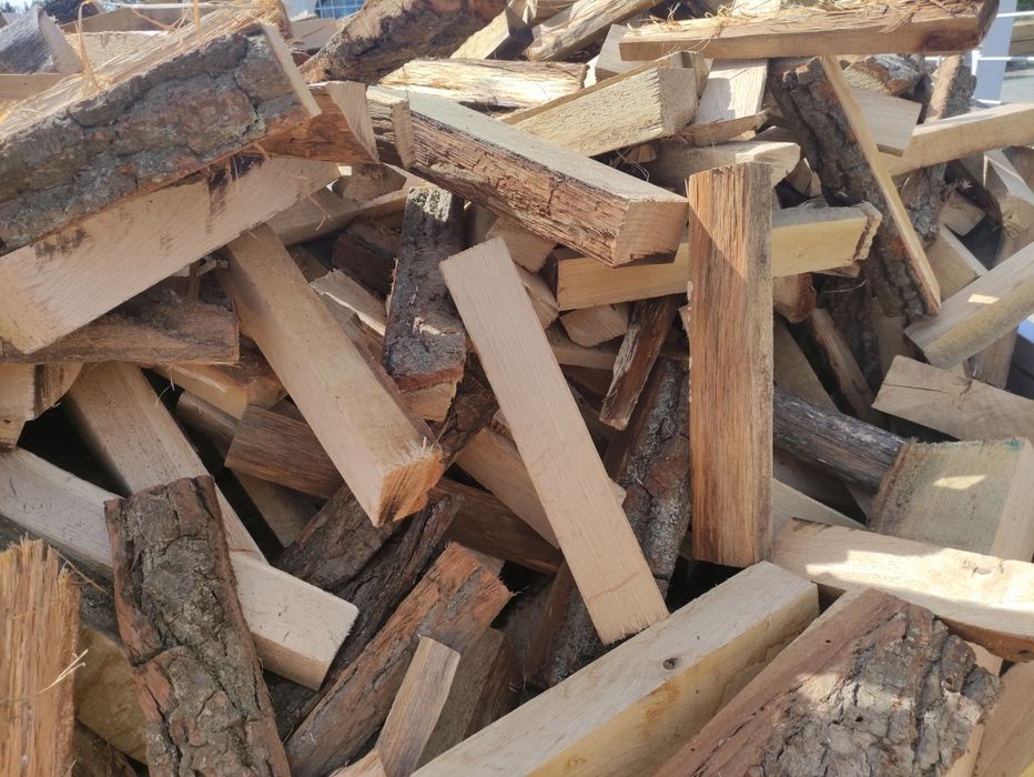 Opał dębowy sezonowany drewno opałowe do kominka  suchy oflisy oszasty