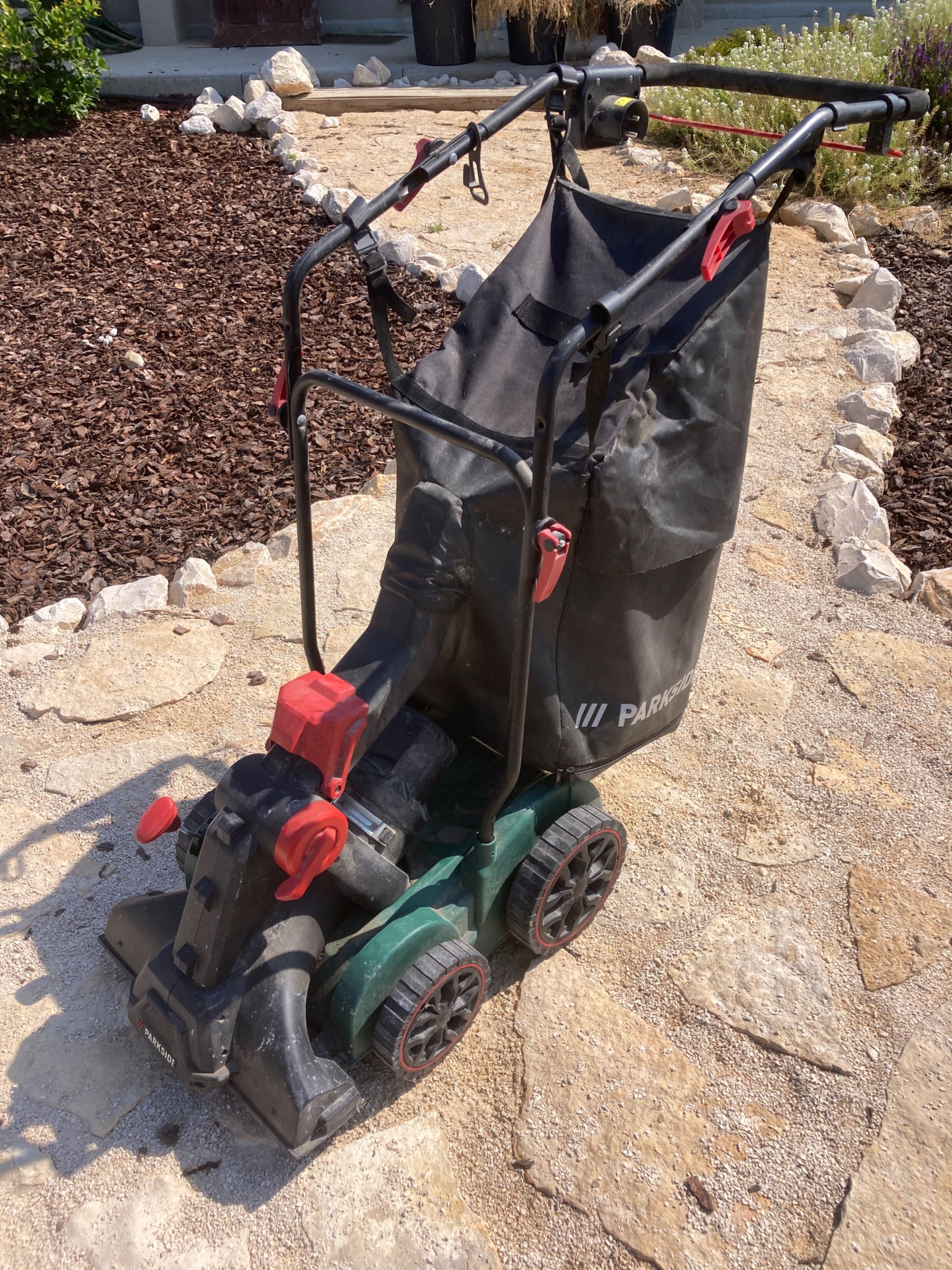 Aspirador e soprador de folhas elétrico da marca Parkside