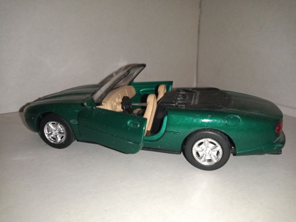 Jaguar XK 8 New ray 1/32 skala z 1999 roku