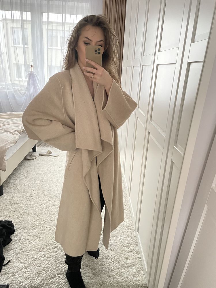 Wełniany płaszcz Massimo Dutti L/40 handmade z klapami beżowy
