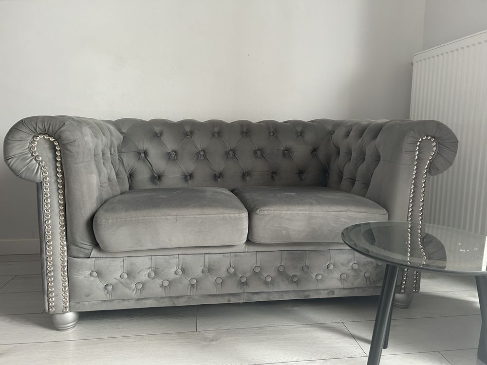 Pikowana sofa dwuosobowa