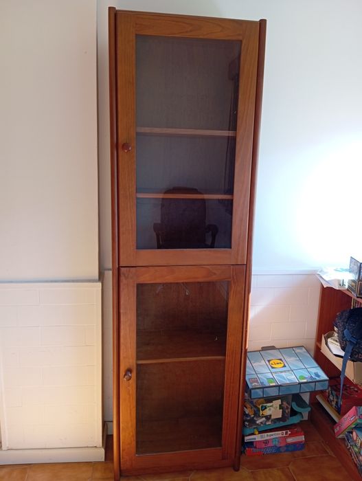 Armário em pinho escurecido. Em bom estado.