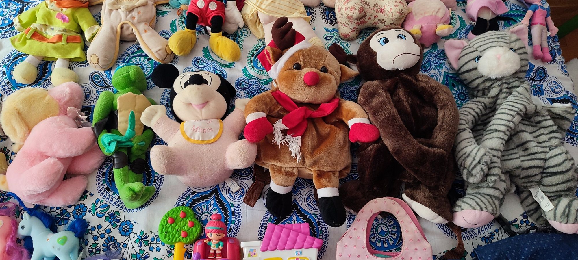 Brinquedos e peluches diversos