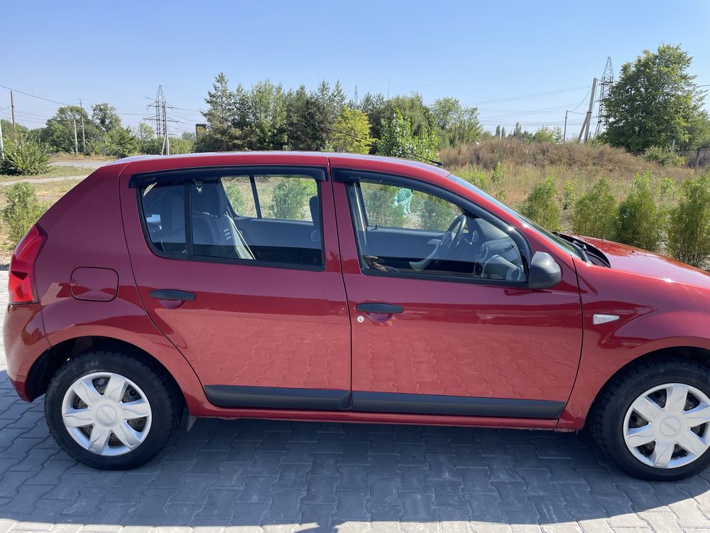 Dacia sandero 2012 року