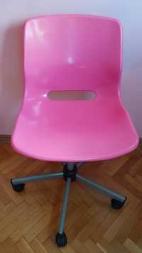 Różowe krzesło obrotowe