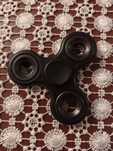 Fidget spinner w kolorze czarno-zlotym, stan idealny,