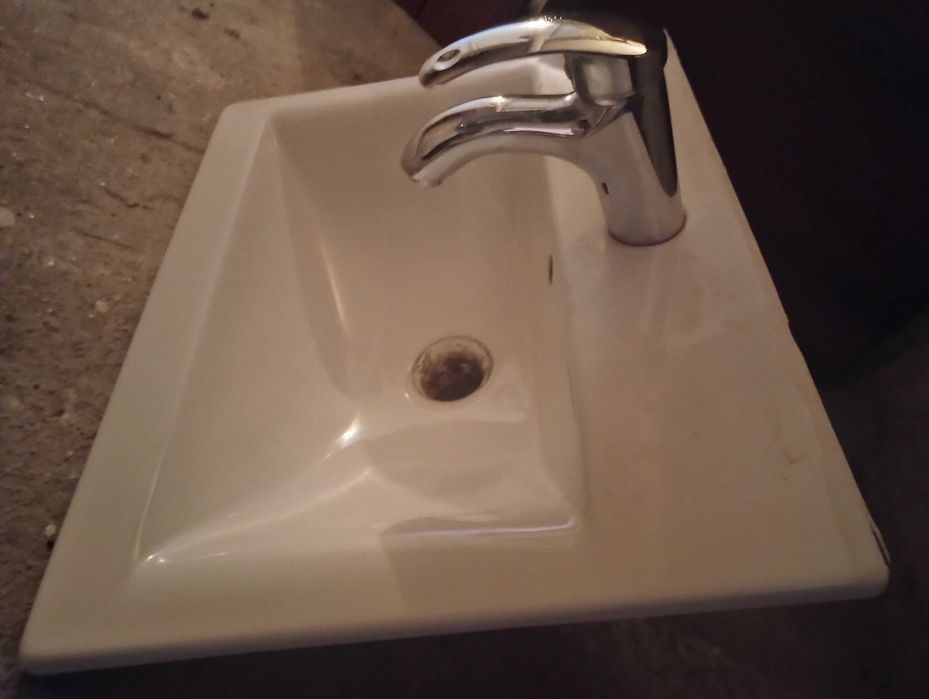 Umywalka wpuszczana w blat z baterią