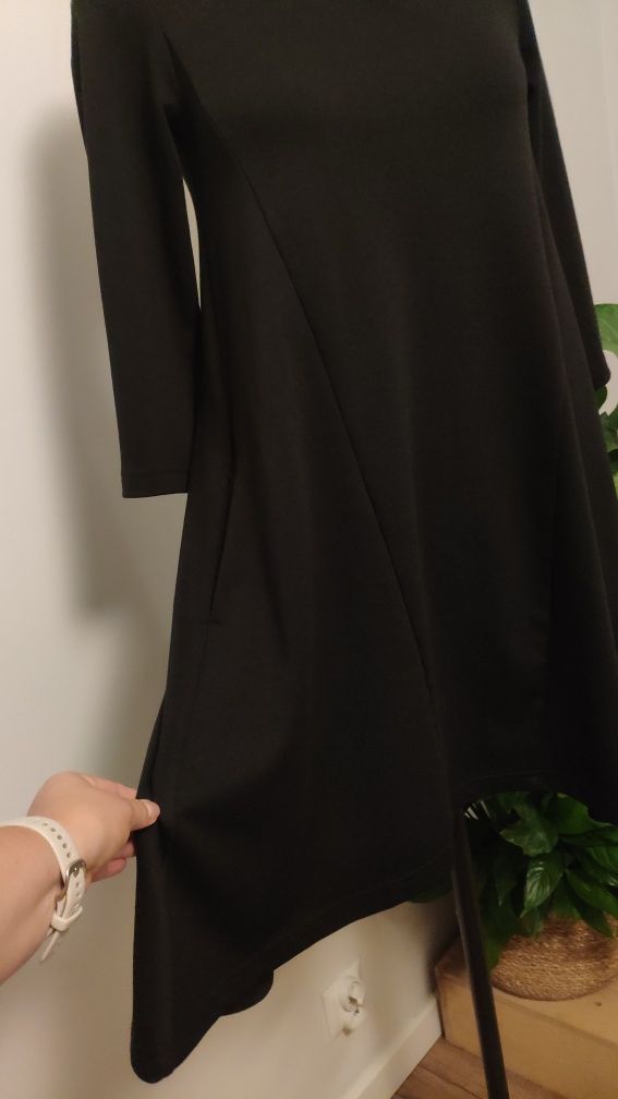 Sukienka rozkloszowana mała czarna Reserved S