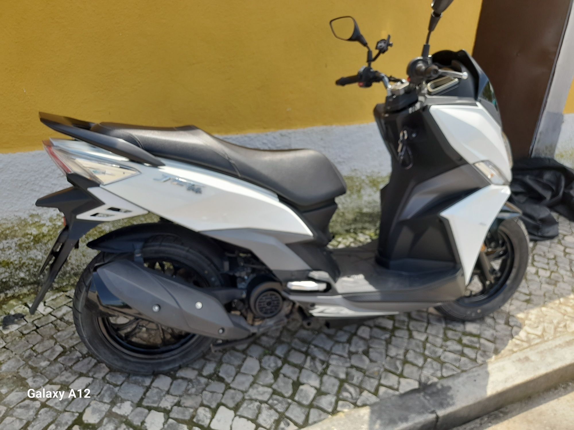 Vendo moto semi nova