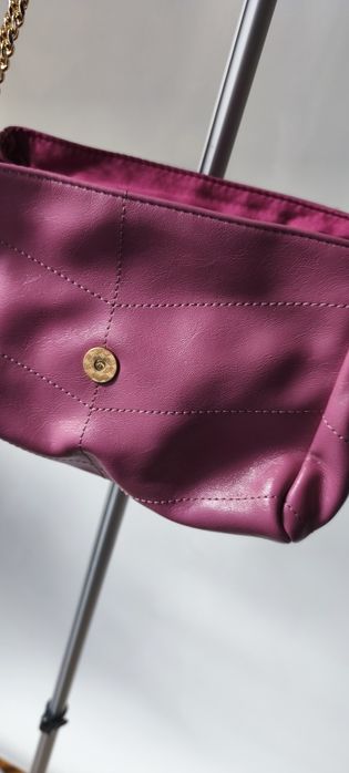 Fioletowa torebka na łańcuchu