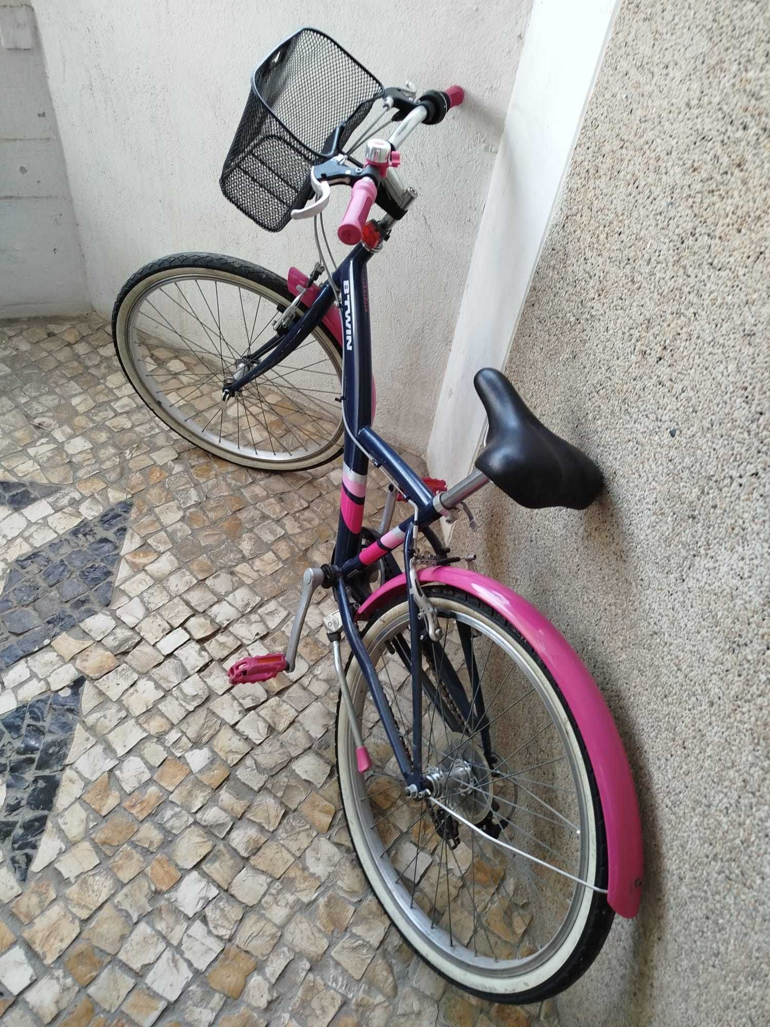 Vendo bicicleta feminina BTWIN Aro 24, rosa, marcha traseira