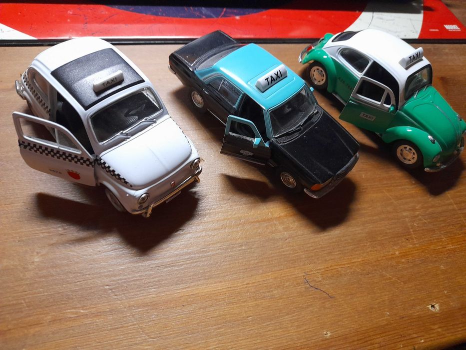 Pack  10 táxis  miniatura 12cm em metal em bom estado, várias cidades.