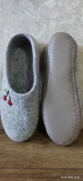 Валяні домашні капці, тапочки из шерсти , капці