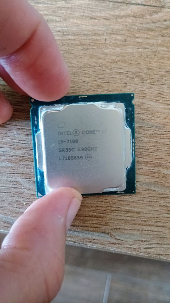 Sprzedam procesor Intel I3 7100