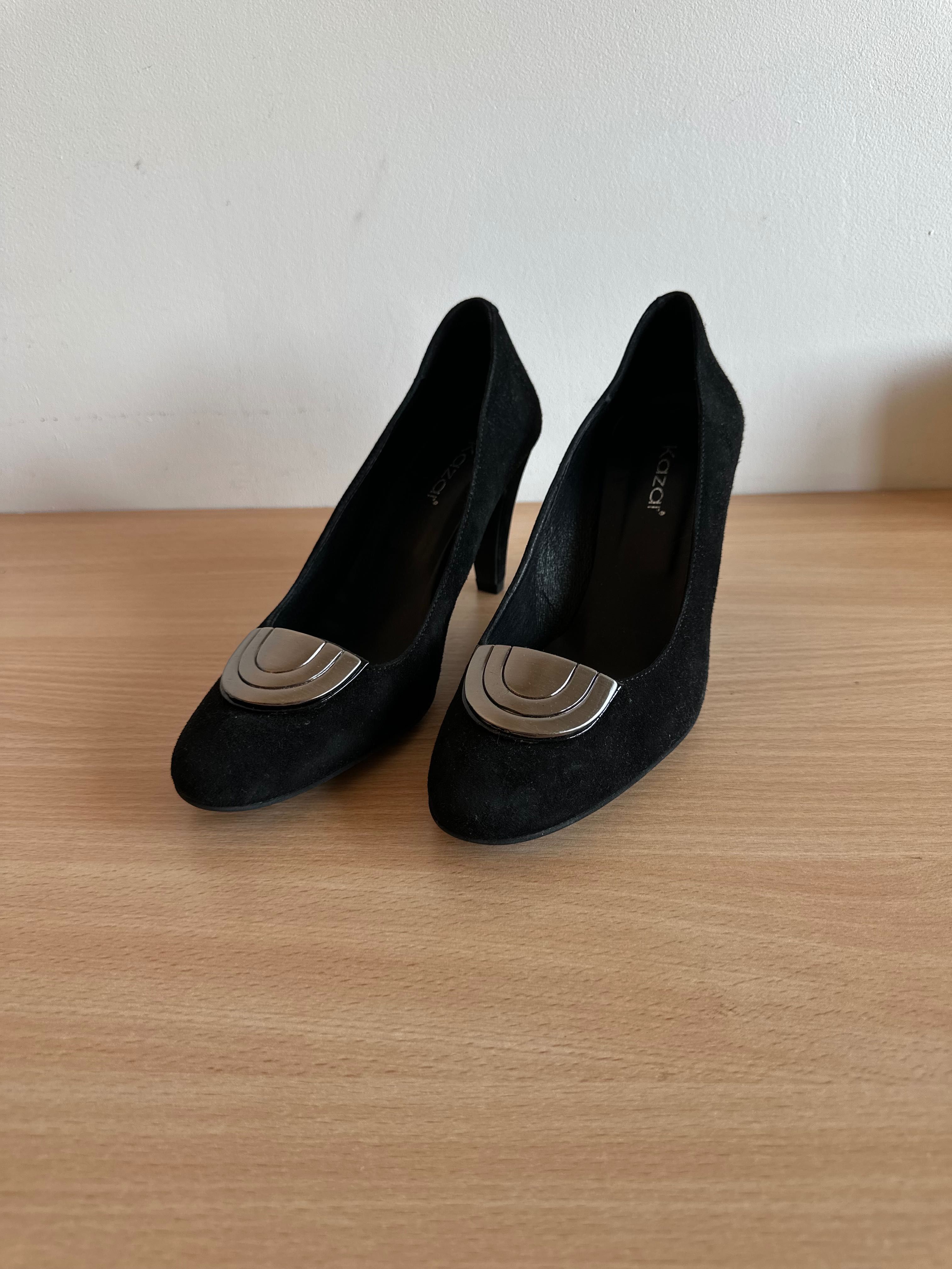 Czarne zamszowe buty na obcasie marki Kazar