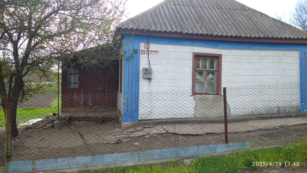 Продам два дома подряд с  большим земельным участком