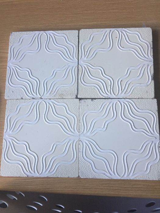 Azulejos "Art-deco" com relevo.