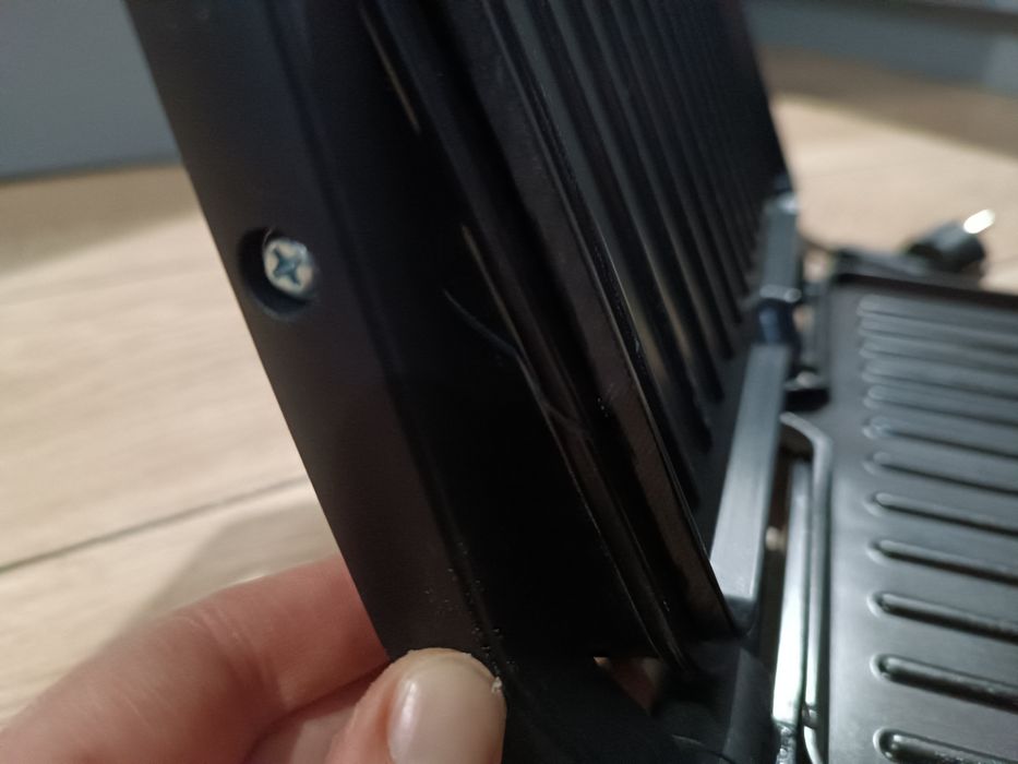 Mały funkcjonalny grill opiekacz