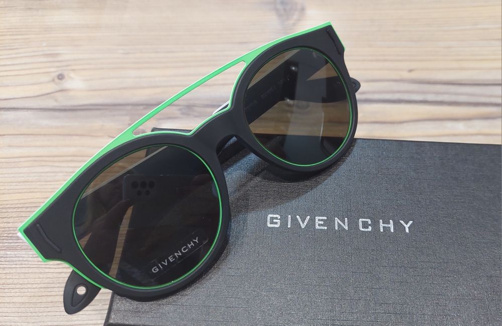 Яскраві і округлі сонцезахисні окуляри  GV7017/S 8VWEJ Givenchy!