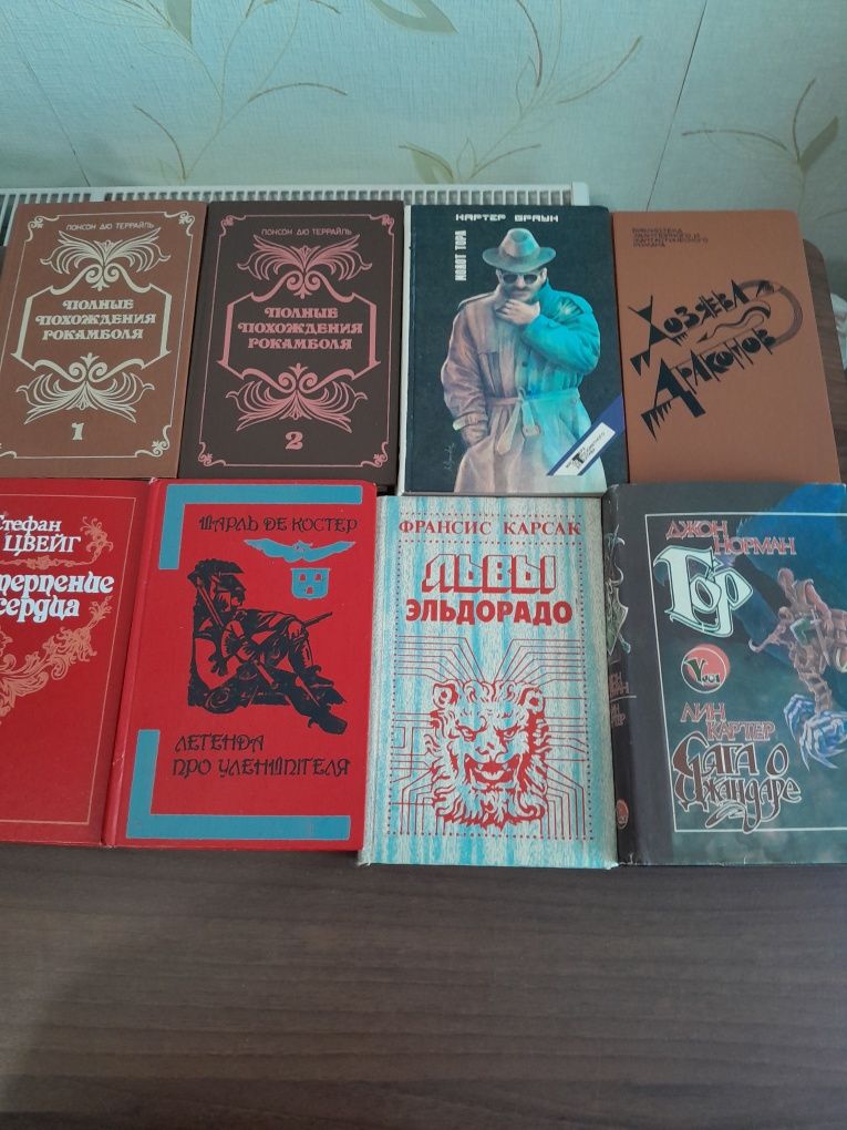 Добірка книг різної тематики.