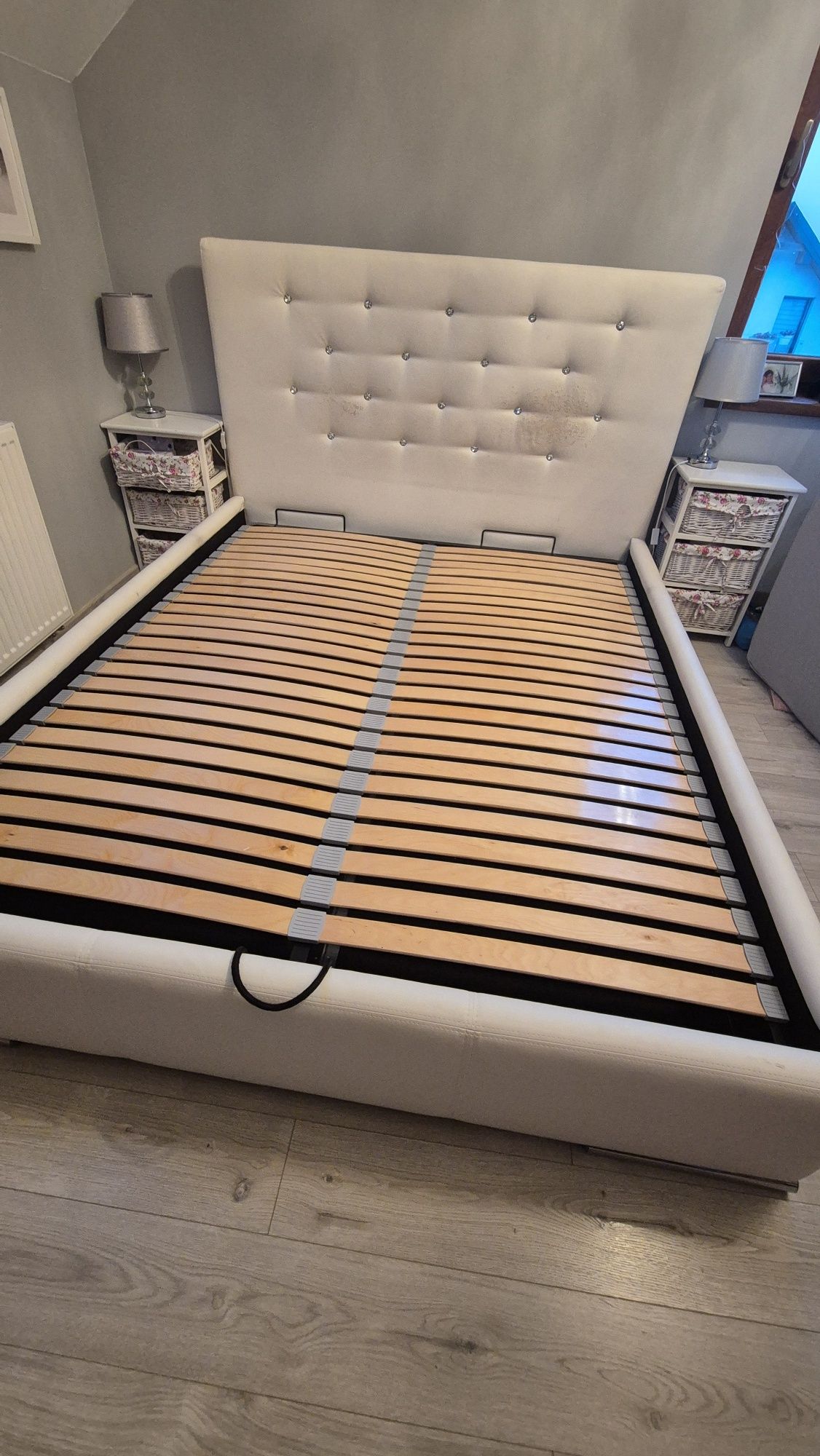 Łóżko sypialniane sypialnia białe 160x200 wysoki zagłówek pojemnik