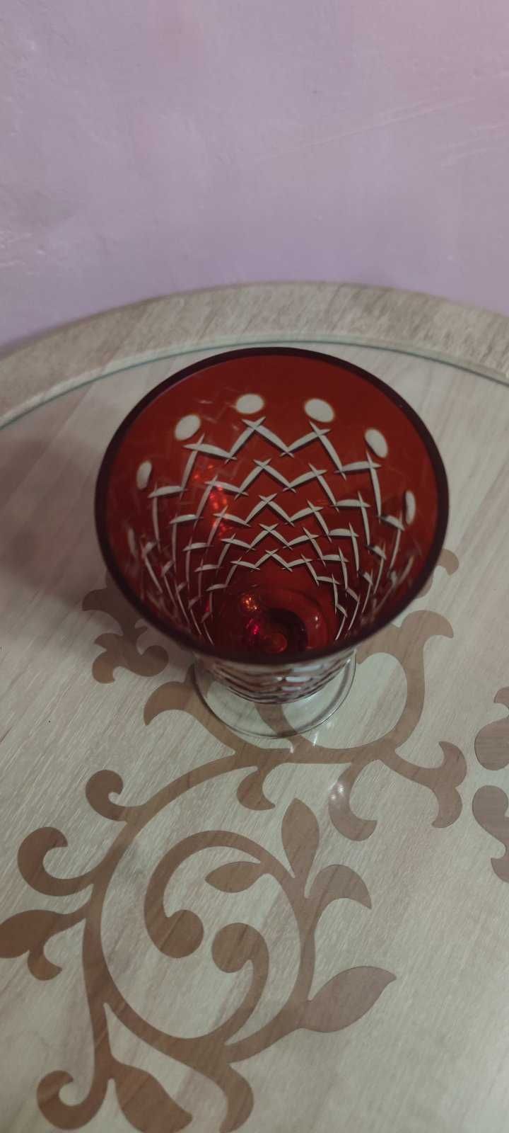 Вінтажна рубіново-червона ваза на ножці. Скло. Чехословаччина