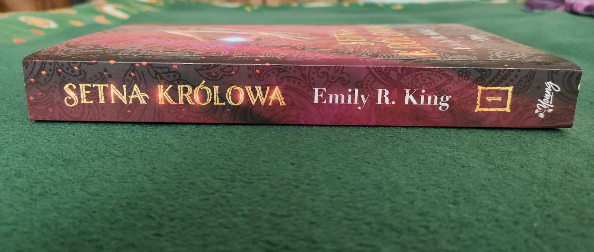 "Setna królowa" Emily R. King, tom 1